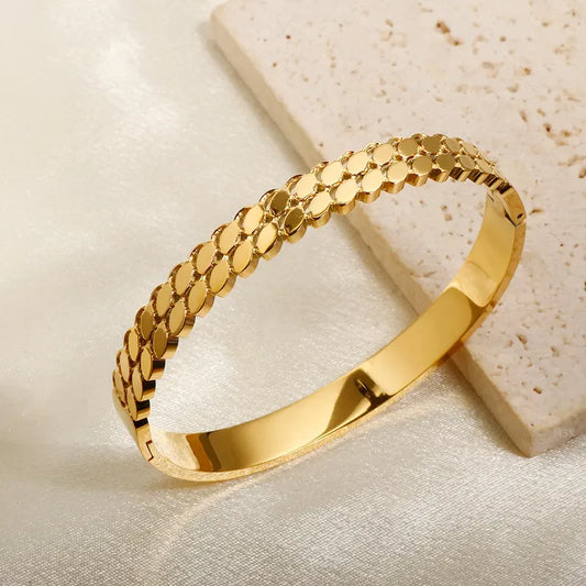 AurumWave Gold Bracelet – Bold Texture, Timeless Style