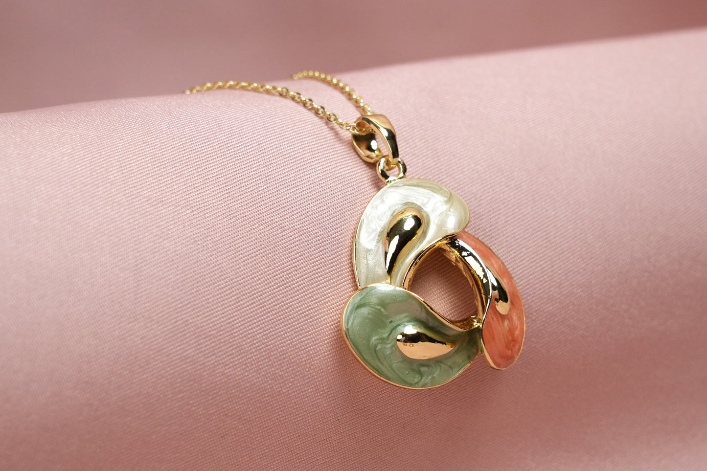 Tricolor Bloom Pendant Set – Elegant Everyday Luxury