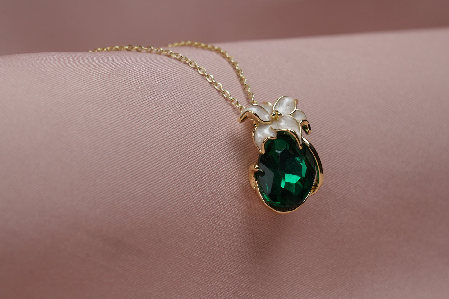 Emerald Bloom Pendant Set – Gold & Pearl Finish