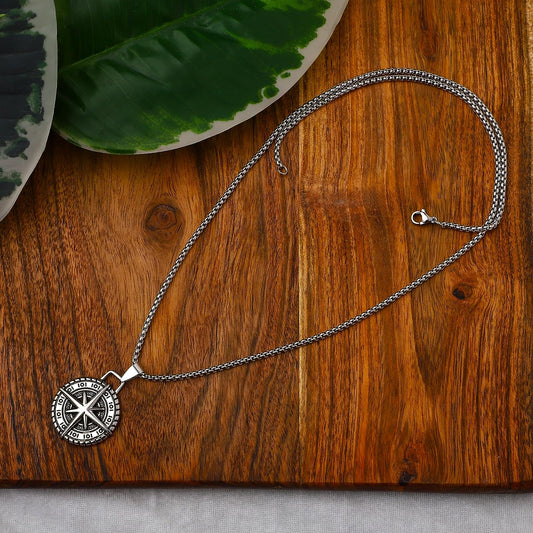 🧭 Compass Star Pendant Necklace – Bold, Directional Statement
