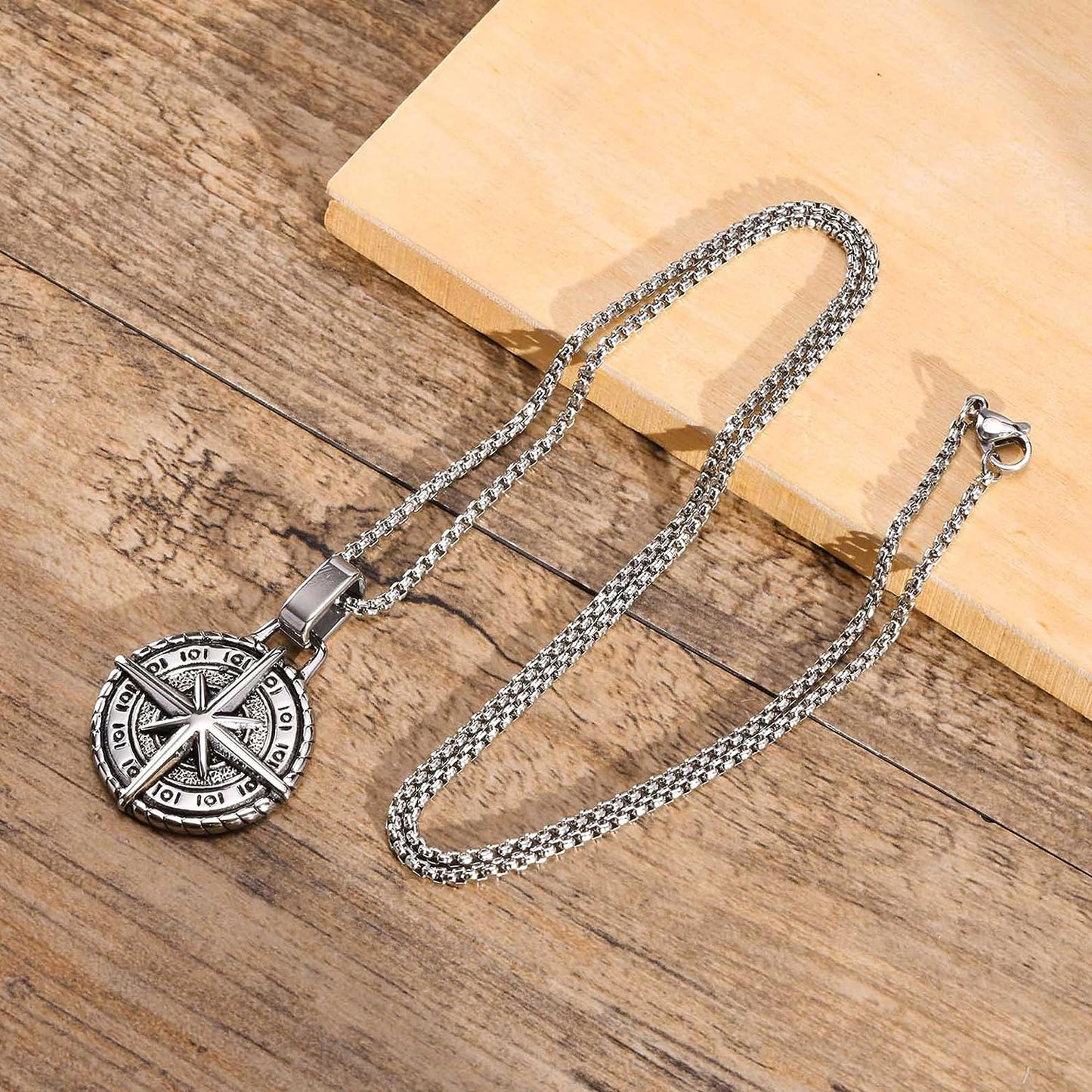 🧭 Compass Star Pendant Necklace – Bold, Directional Statement