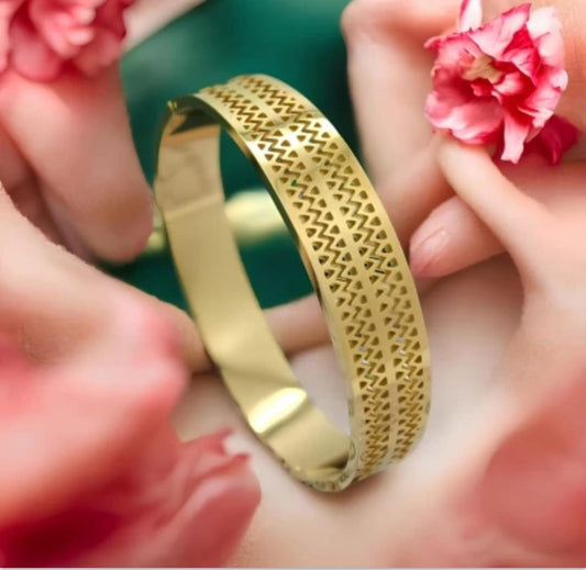 Radiant Gold-Tone Designer Bracelet – Elegant Geometric Finish