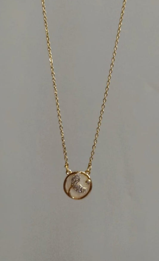 Elegant Leaf Pendant Necklace – Minimal & Nature-Inspired