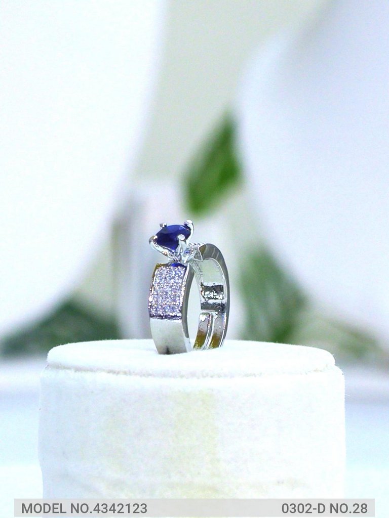 💙 Midnight Sapphire Solitaire Ring – Understated Royalty
