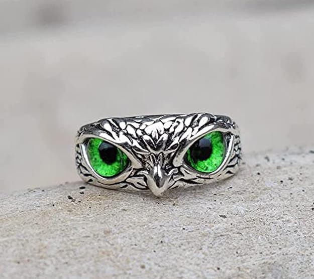 Forest Gaze Owl Ring – Silver with Enchanting Green Eyes