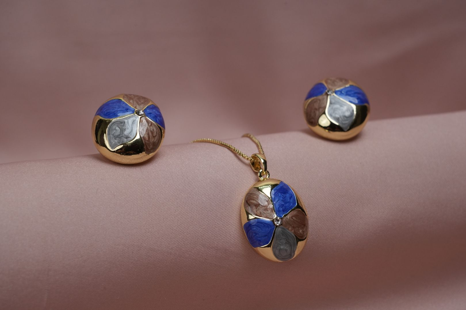 Niraya Petal Glow Enamel Pendant Set