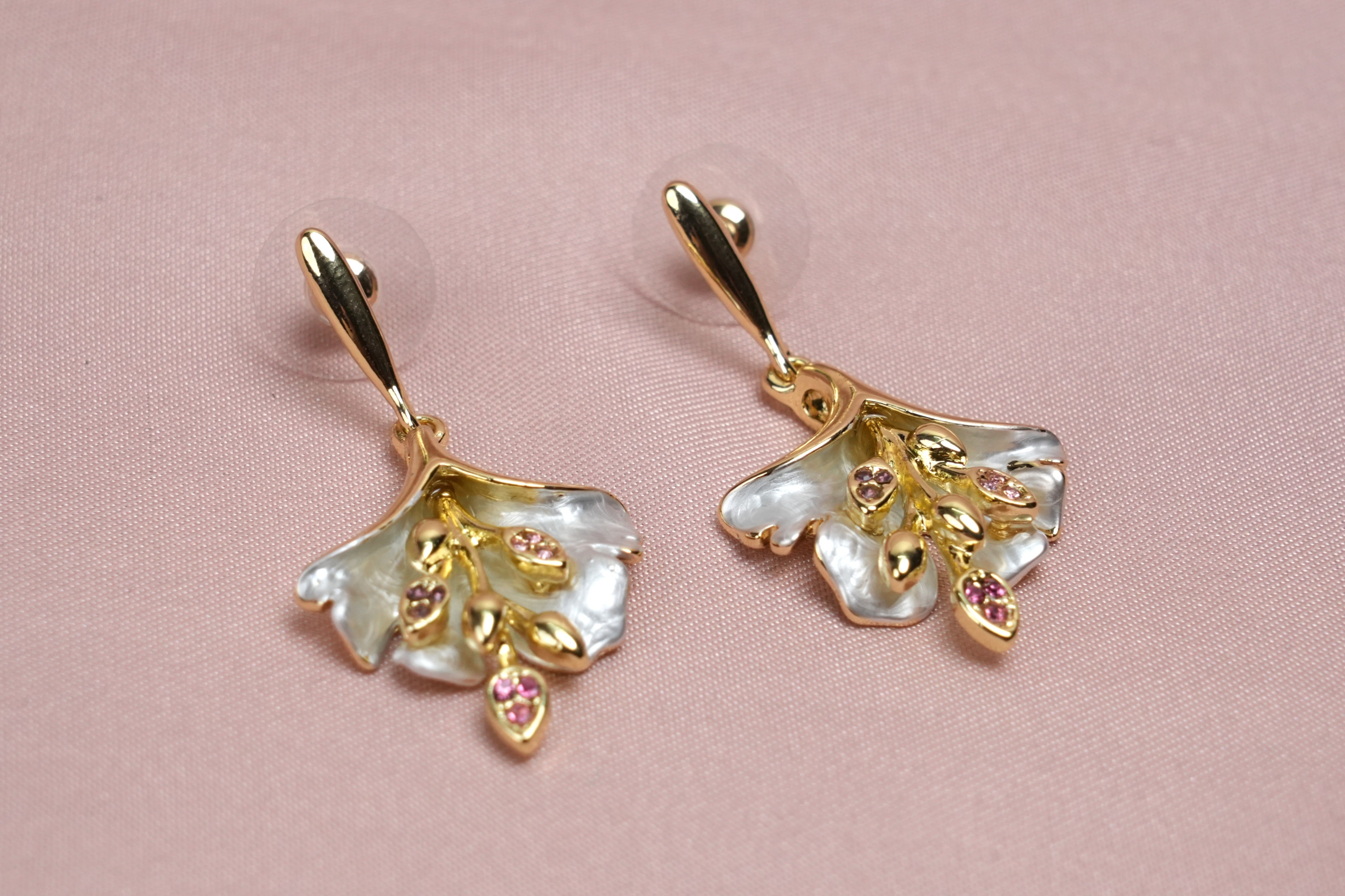 Floral Grace Pendant & Earrings Set – Gold & Mother of Pearl