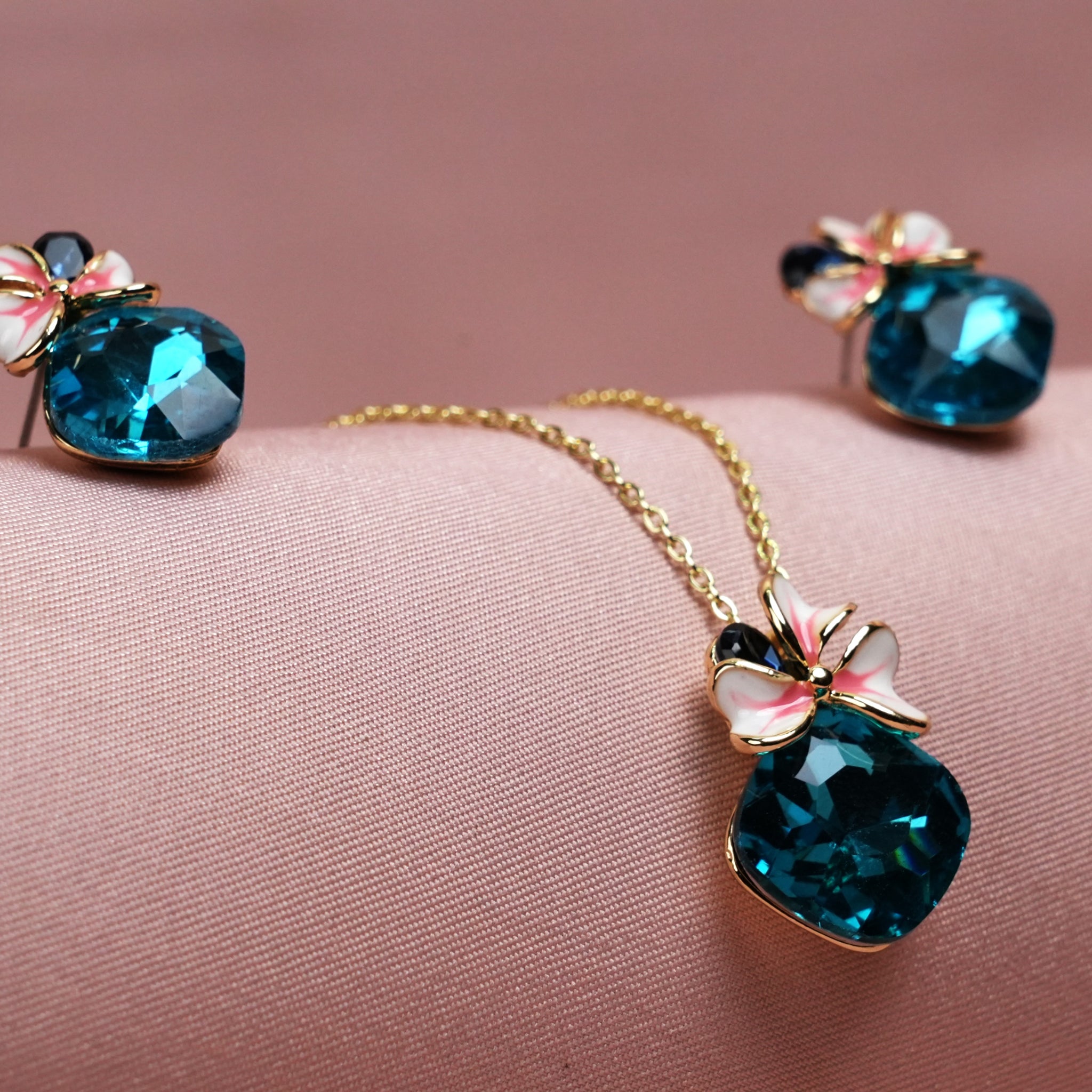 Niraya Ocean Blue Swarovski Pendant Set