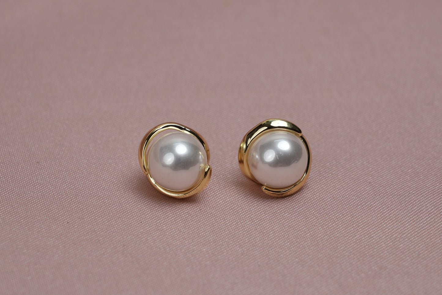 ✨ Classic Pearl Glow Pendant & Earrings Set