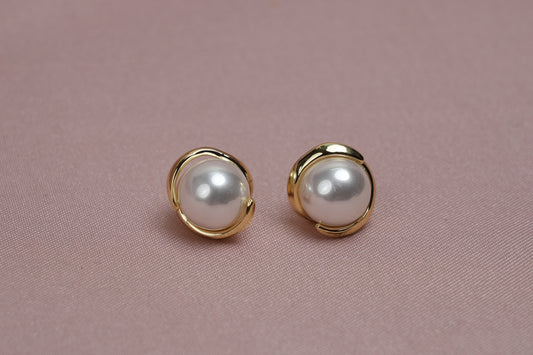 ✨ Classic Pearl Glow Pendant & Earrings Set