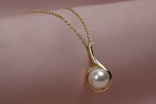 ✨ Classic Pearl Glow Pendant & Earrings Set