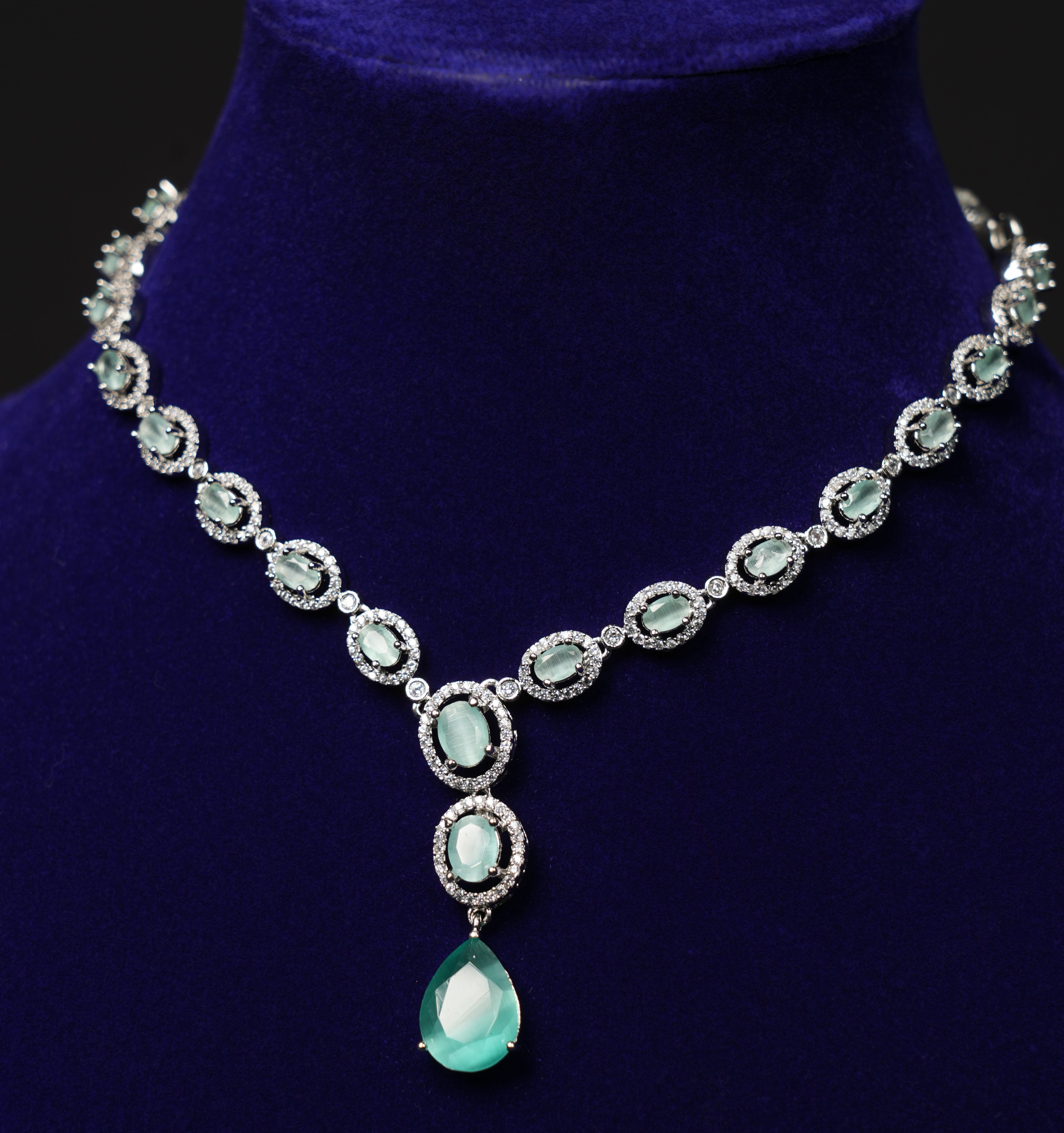 Emerald Glow Teardrop Necklace Set
