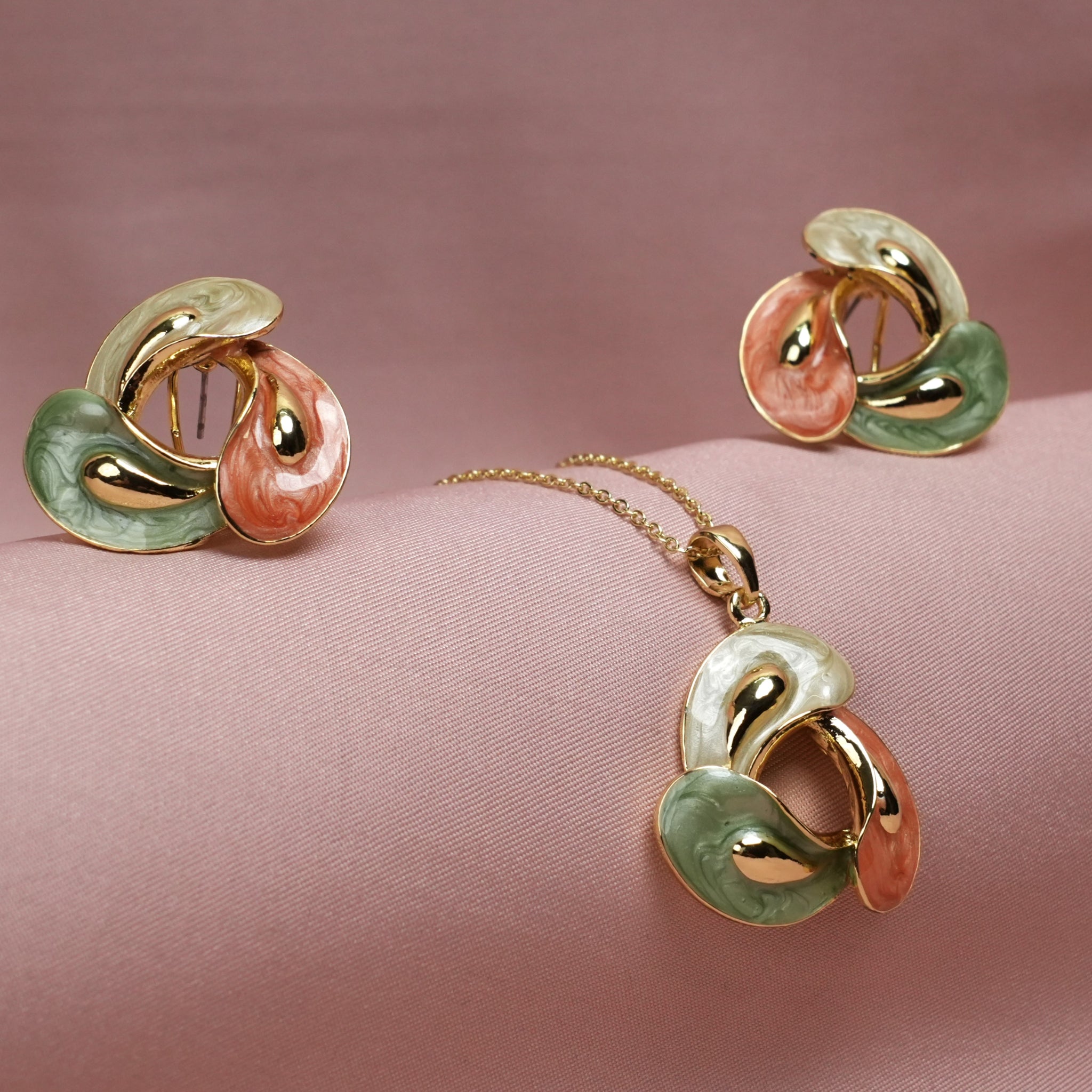 Tricolor Bloom Pendant Set – Elegant Everyday Luxury