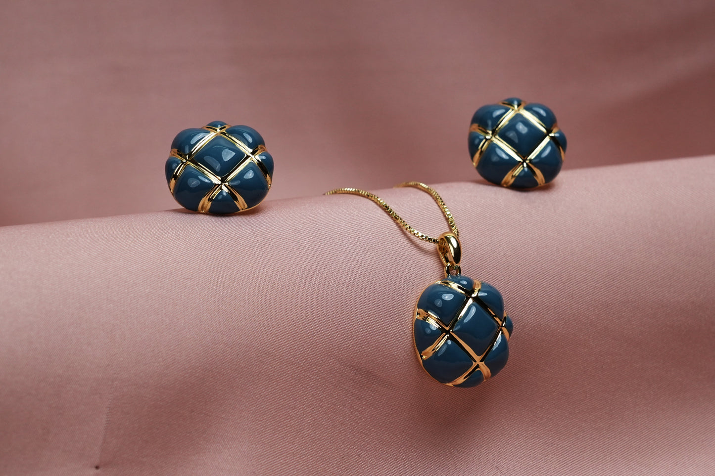 Midnight Lattice Pendant Set – Classic Meets Contemporary