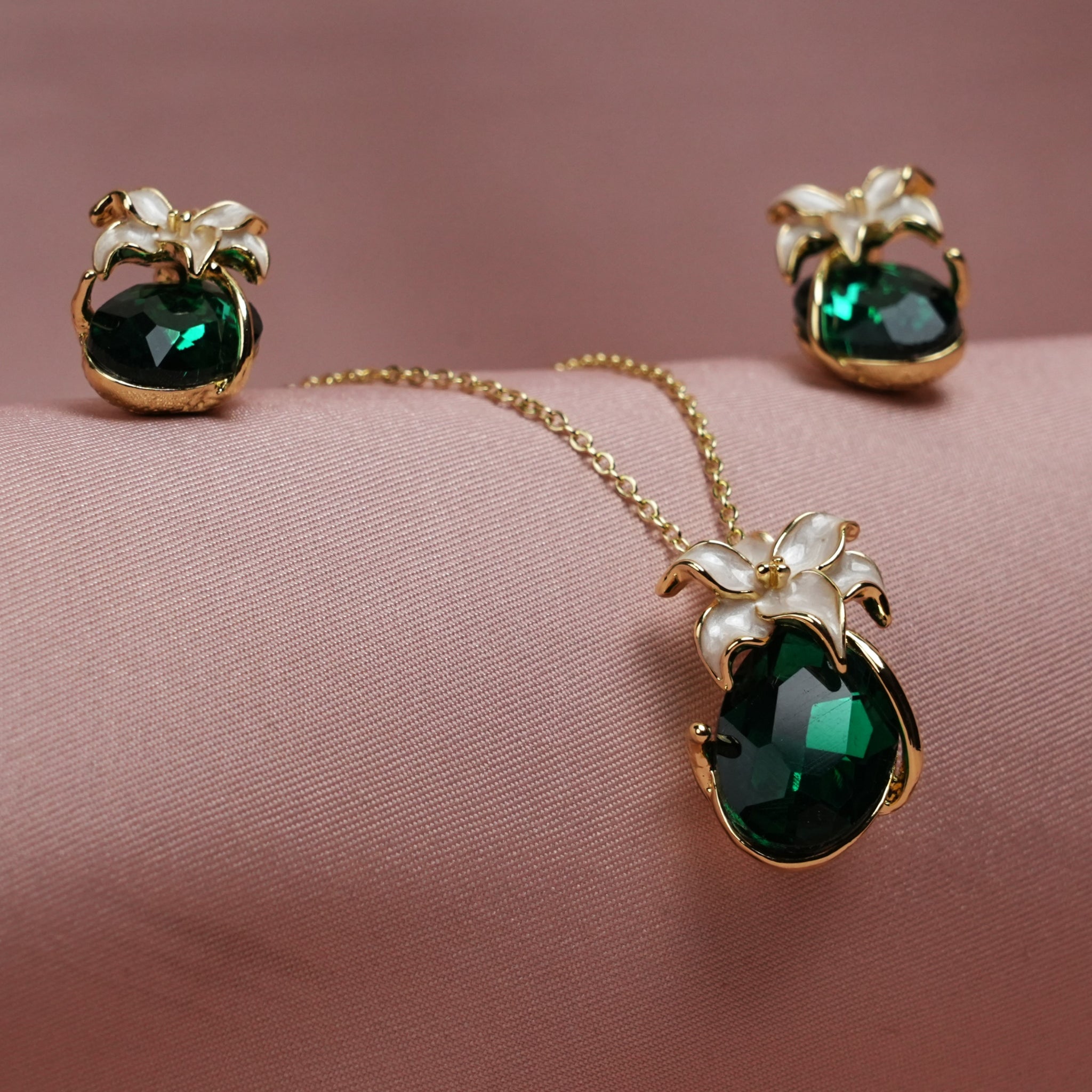 Emerald Bloom Pendant Set – Gold & Pearl Finish