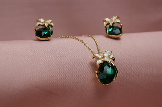 Emerald Bloom Pendant Set – Gold & Pearl Finish