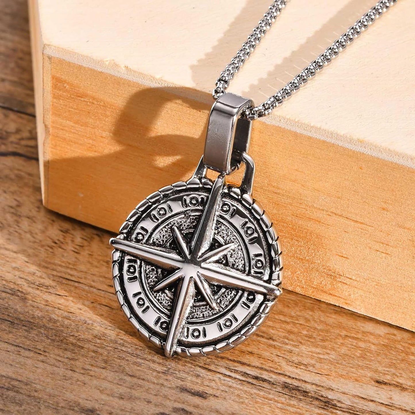 🧭 Compass Star Pendant Necklace – Bold, Directional Statement