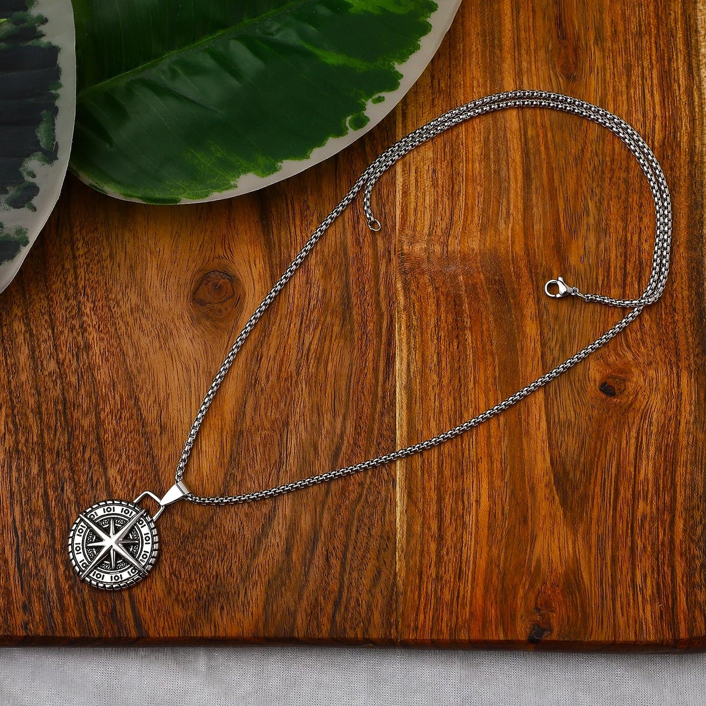 🧭 Compass Star Pendant Necklace – Bold, Directional Statement