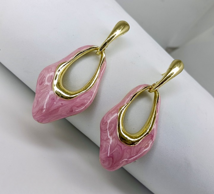 🌸 Chic Pink & Gold Statement Drop Earrings ✨
