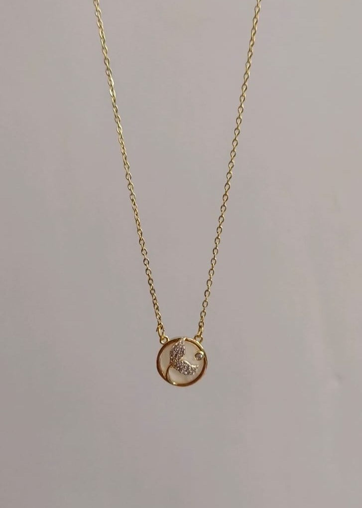 Elegant Leaf Pendant Necklace – Minimal & Nature-Inspired