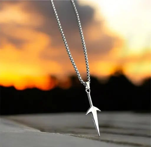 Sleek Arrowhead Pendant Necklace – Silver Explorer Edition
