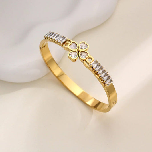 18k Gold Plated | Golden Clover Bangle – Sparkling Elegance |  Anti-Tarnish Stainless steel