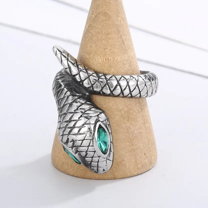 Emerald Serpent Ring – Vintage Snake Design with Green Eyes